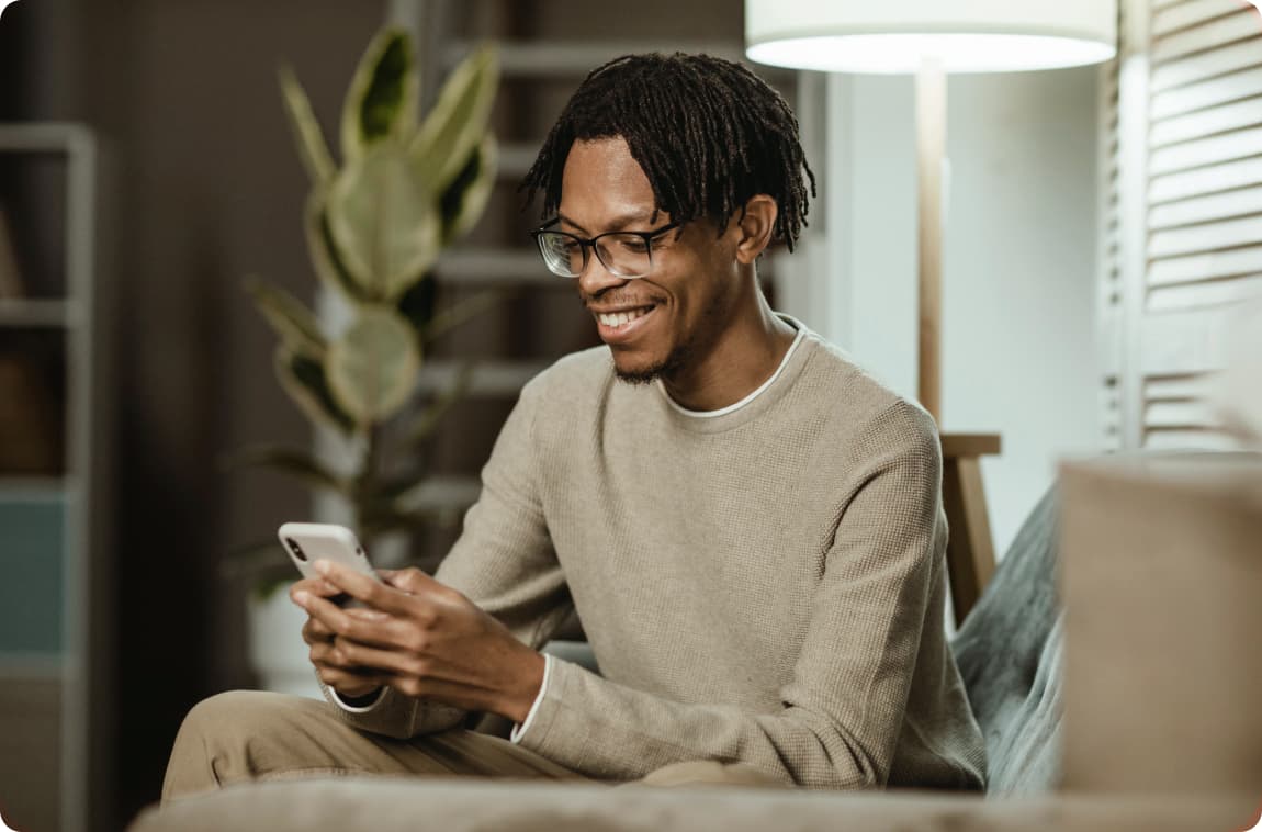 Homem mexendo no celular satisfeito como as facilidades do DoctorCare