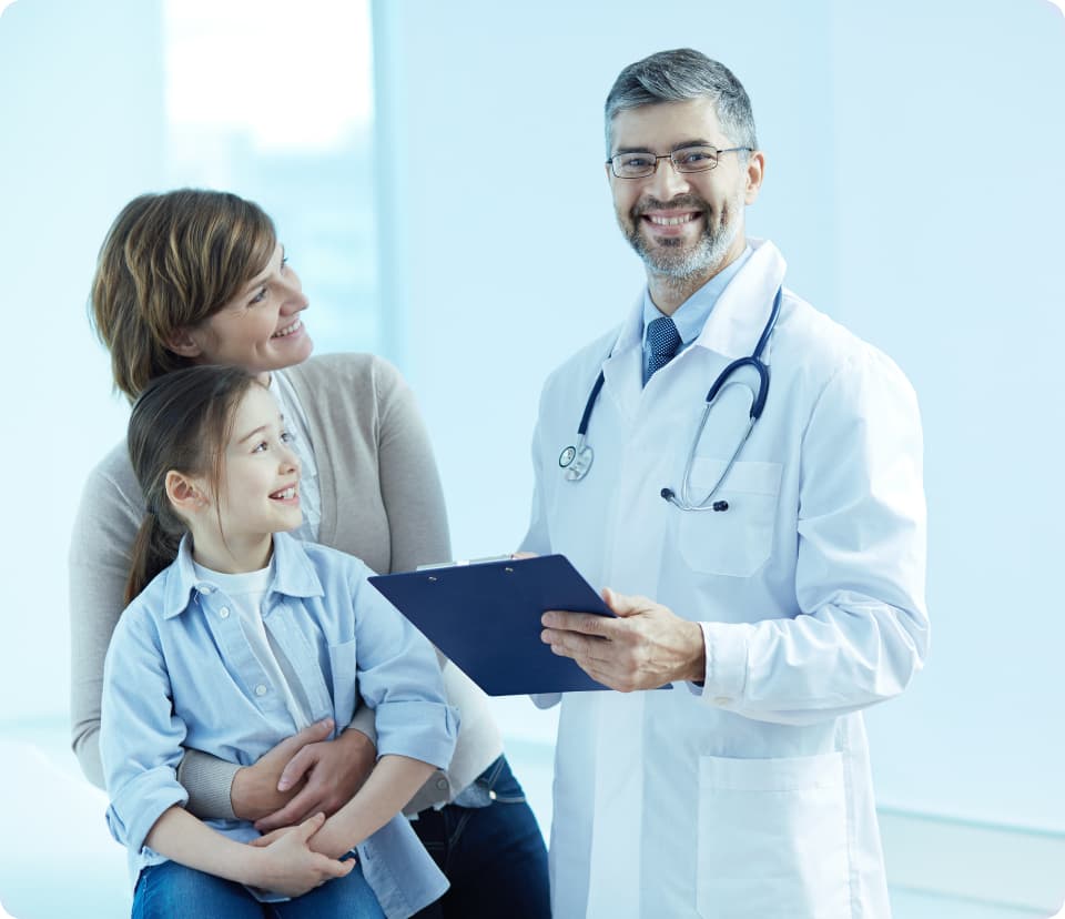 Médico feliz, segurando prancheta atendendo pacientes, todos descontraídos